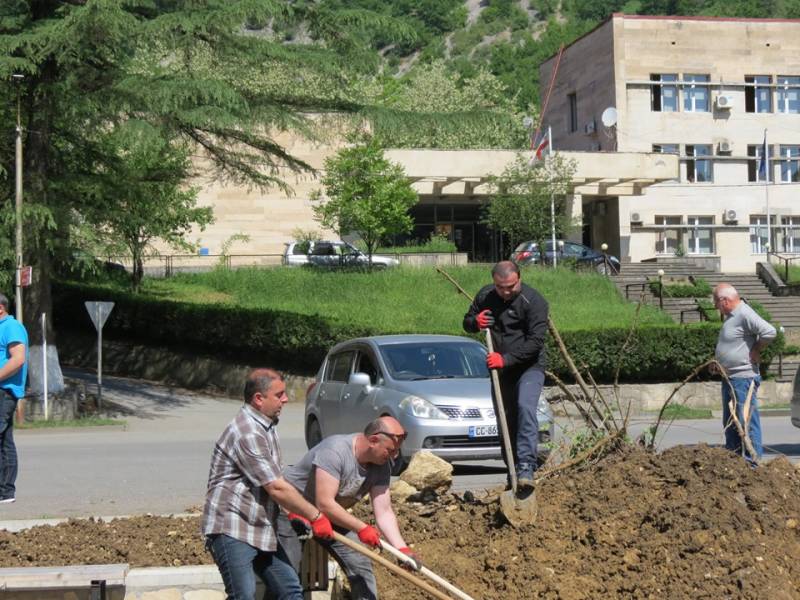 ცაგერში ტურიზმის ცენტრის ეზოს და მიმდებარე ტერიტორიის მოწესრიგების მიზნით აქცია მოეწყო